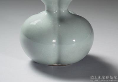 图片[2]-Gourd-shaped vase with three-neck body in pale green glaze, Qing dynasty, Qianlong reign (1736-1795)-China Archive